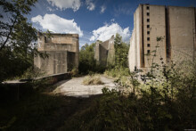 Deutlich kann man den begonnenen Turm (links), Teile von Seitenschiff (Mitte) und das Hauptschiff (rechts) erkennen.