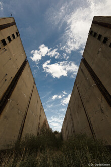 Durch Schräglage der Kamera entstand diese recht dynamische Ansicht vom
Hauptschiff. Dieser Effekt lässt sich eindrucksvoll bei kirchlichen
Trauungen einsetzen.
