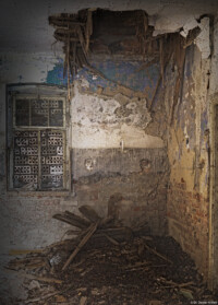 Das Foto war technisch schwierig zu bewerkstelligen, da ich nur vom 
Fenster aus fotografieren konnte.   Durch gerichtete Blitze an die linke
 Wand konnte ich dennoch indirekt eine günstige Lichtstimmung erzeugen 
und die Details plastisch herausarbeiten.  Tristesse Melancholie Ruhe Lost Place Dresden Heidenau Kamenz Pillnitz Bruch