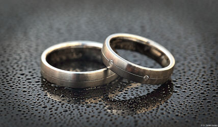 Ringe im Morgentau auf dem Autodach.