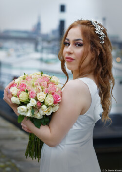 Elbe Brautstrauß Hochzeitsshooting Brautkleid Schleier Hochzeitsfotografie Brautpaar Hochzeitsfotograf Dresden
