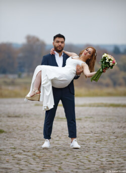Elbe Elbwiesen Brautkleid Fotograf Brautpaar Hochzeitsfotografie Hochzeitsfotograf Schleier Hochzeitsshooting