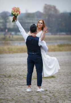 Hochzeitsfotografie Hochzeitsfotograf Brautkleid Schleier Brautpaarshooting Fotograf Brautpaar Hochzeitsshooting Dresden Elbe Elbwiesen