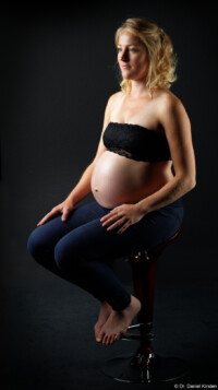 Babybauchfoto Babybauch Schwangerschaftsfotografie schwanger Schwangerenportrait Radebeul Bautzen  Barhocker