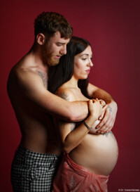 Babybauchfotografie Babybauchfoto Babybauch Babybauchportrait Portrait Fotograf Nossen Freital rot karminrot Spanien