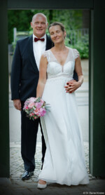 Brautpaar am Tor Fotografie Bildbearbeitung Daniel Kirsten Portrait Dresden Hochzeit Tor Brautpaar