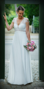 Braut am Tor Fotografie Bildbearbeitung Daniel Kirsten Portrait Dresden Hochzeit Tor Braut Tolkewitz