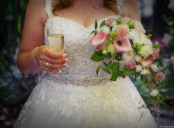 Fotografie Bildbearbeitung Daniel Kirsten Portrait Dresden Hochzeit Sekt Brautstrauß
