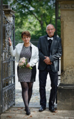 Schlichtes und zeitlos elegantes Portrait. Fotografie Bildbearbeitung Daniel Kirsten Portrait Dresden Hochzeit Brautpaar Tor