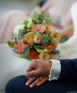 Schnappschuss während der Trauung. Fotografie Bildbearbeitung Daniel Kirsten Portrait Dresden Hochzeit Hände
