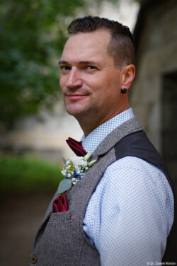 Fotografie Bildbearbeitung Daniel Kirsten Portrait Dresden Hochzeit Bräutigam Fliege Pulsnitz