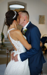 Der erste Kuss in der Ehe ist immer etwas Besonderes.  Die Bedingungen für den Fotografen sind dabei zumeist nicht einfach:  ein flüchtiger Augeblick muss bei wenig Umgebungslicht festgehalten werden.  Zudem müssen zwischen Ringetausch und Hochzeitskuss in kürzerster Zeit Einstellungen der Kamera angepasst werden. 
In diesem Fall war die Lichtsituation besonders schwierig.   Ich stellte den ISO auf 12800 und erhielt ein gestochen scharfes, rauschfreies Foto. Fotografie Available Light Daniel Kirsten Portrait Pirna Hochzeit Braut Kuss