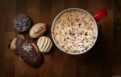 Produktfotograf Dresden Cappuccino Schokolade Tasse Plätzchen