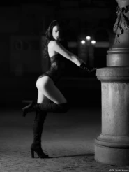Rotes Kleid Teilakt Laterne Erotik Kunst Fotoshooting Zwinger Dessous Portrait Dresden Theaterplatz Wilsdruff Radebeul SchwarzWeiß