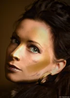 Hier habe ich die Wange mit Hilfe von Wavelets bearbeitet. Statt der groben Risse ist ein filigranes Relief entstanden. 32-bit Wavelet Bildbearbeitung frequenzseparierte Hautretusche Portraitfotograf Portrait Suzi