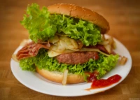 Hamburger mit f/2.8 am Canon Vollformat, indirekter Aufsteckblitz. Meyer Görlitz Domiplan 50mm f/2.8 Hamburger Daniel Kirsten Dresden