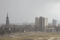 Das Foto ist nicht vergriest oder verrauscht.  Es handelt sich um einen Schneesturm, den das Helios-44M sehr realistisch dargestellt hat. Helios-44M Helios Helios-44 58mm Dresden Johannstadt Schneesturm Trinitatiskirche