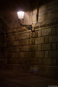 Laterne in der Dresdner Altstadt, f/2.0, Lensflares sind zu erkennen. Helios-44M Helios Helios-44 58mm Dresden Laterne Durchgang Sandstein Lensflare Münzgasse