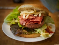 Hamburger mit f/2.0 und indirektem Aufsteckblitz. Helios-44M Helios Helios-44 58mm Hamburger Burger Foodfotografie