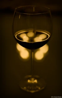 Bereits bei f/2.4 muss das Bokeh Federn lassen.  Tendenziell 8-eckige Formen sind zu erkennen Helios-44M Helios Helios-44 58mm Weingas Rotwein Kunst Reflexion