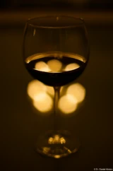 f/2.0 Pentax Asahi Super Takumar 50mm f/1.4 Wein Rotwein Weinglas Reflexion Fotograf