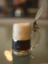 Oberhalb der Bierglases sind sehr schöne Bokehmuster zu erkennen. Pentax Asahi Super-Takumar 50mm f/1.4 Bier Bierglas Schwarzbier Hochzeit Bokeh Fotograf