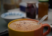 Cappuccino beim Frühstück, f/3.5 am Vollformat, indirekter Aufsteckblitz. Cappuccino Schaum Silberlöffel Standesamt Blasewitz Bautzen Löbtau Nossen Dresden Radebeul Moritzburg Kamenz