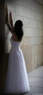 Braut im Gegenlicht. Braut Tunnel Gegenlicht Hochzeitsfoto Fotograf Brautpaar