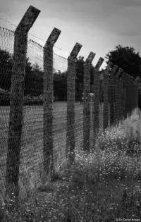 Zaun. Helios-44-2, APS-C-Sensor. Zaun Drahtzaun Stacheldraht Tristesse SchwarzWeiss Maschendrahtzaun