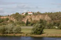 St. Andreas Kirche in Zadel im Herbst 2023. Helios-44 Hochzeitsfotgraf Zadel Kirche Hochzeitsshooting