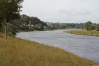 Zehren mit St. Michaelis an der Elbe im Herbst 2023. Helios-44-2 Fotograf Hochzeit Brautkleid Elbe Hochzeitsfotografie Kamenz Bischofswerda Dippoldiswalde Radeberg Johannstadt