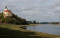 Schloss Hirschstein an der Elbe im Oktober 2023, f/2.0 am APS-C-Sensor. Bei Landschaftsaufnahmen mit Offenblende lässt die Qualität, vor allem in den Randbereichen, merklich nach. Helios-44 Fotograf Hochzeitsfoto Brautpaar Striesen Heidenau Dresden