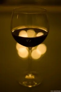 Das übliche Weinglasfoto, hier mit dem Pentaflex, f/1.8 am Vollformat Pentaflex 50mm f/1.8 auto-color Weinglas Rotwein Spiegelung Bokeh Fotograf Hochzeitsfoto Nossen Dresden