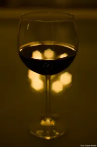 Pentaflex, f/2.8.  Die Zerstreuungskreise sind sechseckig. Pentaflex 1.8/50 auto-color Weinglas Rotwein Spiegelung Bokeh Brautpaar Kirche Hochzeitsfotograf Brautpaarshooting Schleier Radebeul