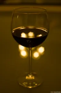 Pentaflex, f/4.0. Pentaflex 50mm f/1.8 Weinglas Rotwein Spiegelung Bokeh Hochzeitsshooting Fotograf Radebeul Loschwitz