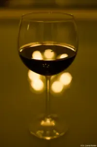 Pentacon, f/2.8, im Gegensatz zum Pentaflex sind die Sechsecke abgerundet. Pentacon 1.8/50 Rotwein Spiegelung Bokeh Hochzeitsfotograf Brautfoto Standesamt Kirche Fotograf Radebeul Moritzburg