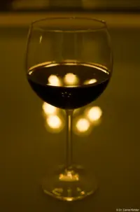 Pentacon, f/4.0. Pentacon 50mm f/1.8 multi coated Weinglas Rotwein Spiegelung Bokeh Hochzeitsfotograf Brautpaarshooting Brautpaar Hochzeitsfotografie Meißen Pillnitz Wilsdruff