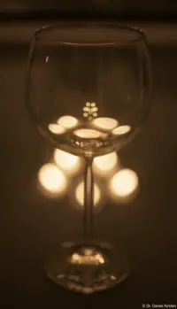 Carl Zeiss Jena Tessar f/2.8 50mm rotes T leeres Weinglas Reflexion Bokeh