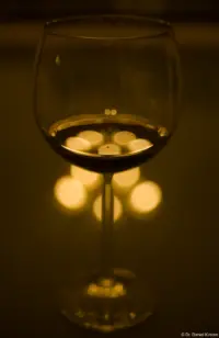 Das übliche Weinglasfoto, hier mit Offenblende. Carl Zeiss Jena Tessar 2.8/50 rotes T Bokeh Rotweinglas Fotograf Brautkleid