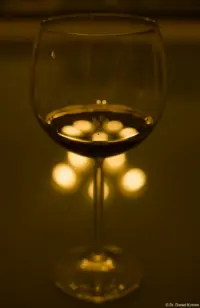 Bei f/4.0 sind die Bokehbälle vollkommen rund. Carl Zeiss Jena Tessar f/2.8 50mm red T Bokeh Rotwein Fotograf Hochzeit