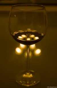 Auch bei f/5.6 sind die Bokehbälle rund. Carl Zeiss Jena Tessar 2.8/50 red T Weinglas Bokeh Johannstadt Altglas