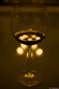 Das Domiplan mit f/4.0. Das gesamte Foto wird von sechseckigen Formen dominiert. Meyer-Görlitz Domiplan 2.8/50 Weinglas Bokeh Hochzeitsfotograf