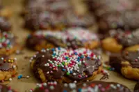 Im Hintergrund ist das kreisrunde Bokeh erkennbar. Carl Zeiss Jena Tessar f/2.8 50mm red T Plätzchen Bokeh Dresden