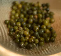 Bei f/2.8 wirkt der Pfeffer unscharf und verträumt. Carl Zeiss Jena Tessar f/2.8 50mm red T Johannstadt grüner Pfeffer