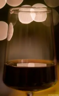 Weinglas. Takumar 55mm f/1.8 Zebra Rotwein Bokeh