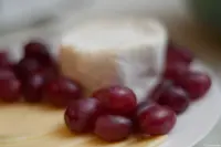 Nahaufnahmen mit f/1.8 werden sehr weich (Vollformat). Auto-Takumar 1.8/55 Käse Weintrauben