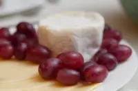 Das gleiche Motiv mit f/2.8 (Vollformat). Takumar 55mm f/1.8 Weintrauben Käse