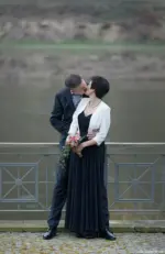 An der Elbe in Bad Schandau. Hochzeitsfotograf Kuss Elbe Bad Schandau