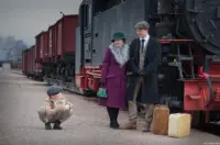 Fertig bearbeitetes Foto. Stolz zeigt der Sohn einen Geldschein, den er am Bahnsteig gefunden hat. Traditionsbahn Radebeul e.V.