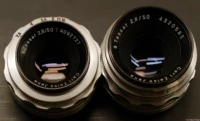 Hier habe ich die Vergütung meiner ersten beiden Tessare verglichen. Man kann sehr deutlich die Unterschiede in der Vergütung erkennen. Carl Zeiss Jena Tessar 2.8/50 rotes T